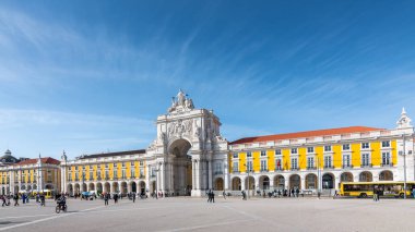 Lisboa, Portekiz - Mayıs 2019. Lizbon Saray meydanında ark de Triomphe Panoraması (Ticaret) Lizbon