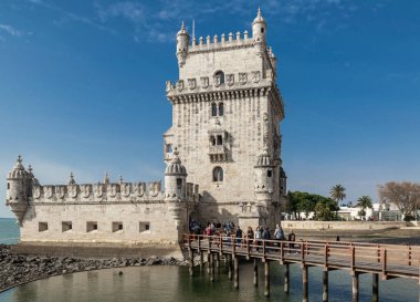 Mavi gökyüzüne karşı Belem kulesi, girişinde turist kuyruğu