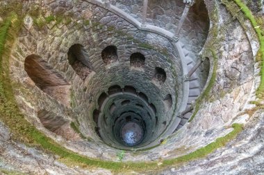 Adanmışlık kuyusu Quinta da Regaleira Sarayı ve Parkı'nın arazisinde, Sintra'nın tarihi merkezine yakın bir konumda yer almaktadır.