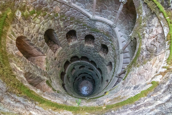 Колодец посвящения расположен на территории дворца и парка Кинта-да-Регалейра, недалеко от исторического центра Синтры
