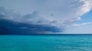 Sağdaki daha mavi gökyüzüne doğru denizden gelen bir fırtına, Fransız Rivierası