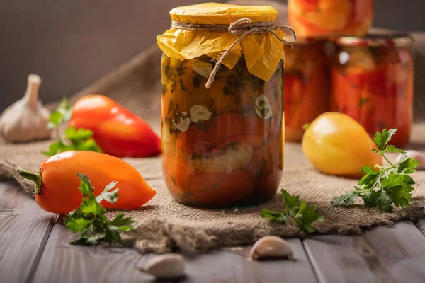 Pots faits maison de poivrons marinés sur un fond rustique en bois. Produits marinés et conservés. Prochain ingrédients pour la cuisine — Photo