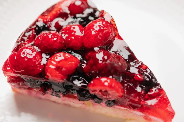 Piece of cake with berries: raspberry, strawberry, currant, on a white background, close-up, top view — Stock Photo, Image