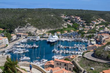 Bonifacio, Korsika-Eylül, 2019. Yatlar ve şehir ile liman üst görünümü