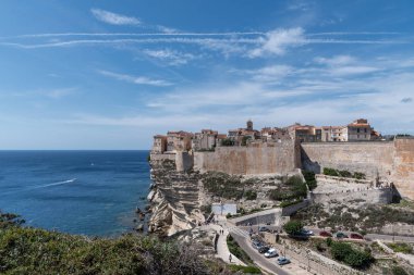 Bonifacio Korsika'nın ve dağdan denizin panoramik manzarası. Berrak güneşli bir gün 