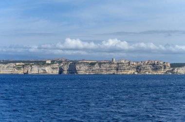 Denizden beyaz kireçtaşı kayalıklara ve denizin bonifacio Korsika şehrine ve mavi gökyüzüne panoramik manzara