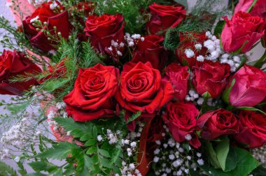 Gül ve diğer çiçekler yakın çekim seçici odak buketi