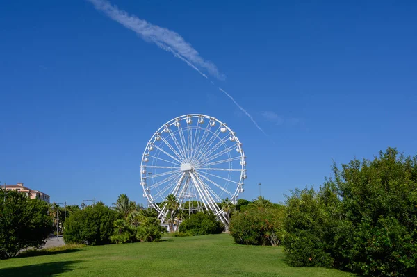 Roda gigante branca grande em Olbia Sardenha Park contra o céu azul — Fotografia de Stock