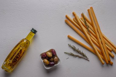 Zeytin ve hafif bir masada otlar ile zeytinyağı bir şişe ile Geleneksel İtalyan breadsticks grissini