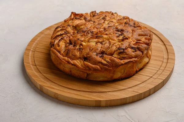 Cornish Apfelkuchen Draufsicht auf rustikalem Stil weißen Hintergrund. Kopierraum für Ihren Text — Stockfoto