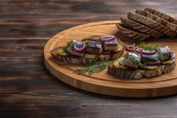 Hagyományos orosz snack-szendvics heringgel, kenyérrel és hagymával — Stock Fotó