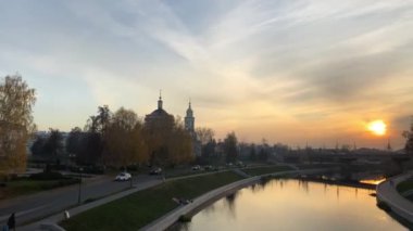 Nehrin panoramik günbatımı manzarası, gezinti güvertesi, eski kiliseler