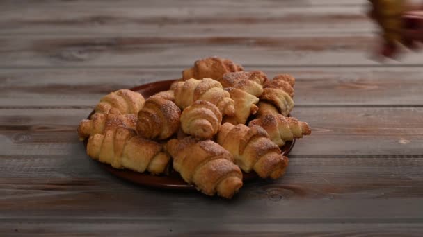 Womans mano pone panecillos caseros de masa de queso cottage en un plato — Vídeos de Stock