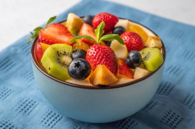 Keten peçetede farklı malzemelerle taze meyve salatası. Sağlıklı beslenme. Kapat.
