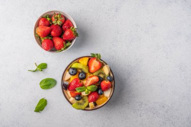 Farklı malzemeli ve naneli taze meyve salatası. Sağlıklı beslenme. Uzayı metin için kopyala. Üst görünüm