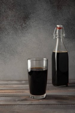 Ev yapımı kvass ve cam bujili koyu kahverengi bir şişe. Rustik biçim ve kopyalama alanı