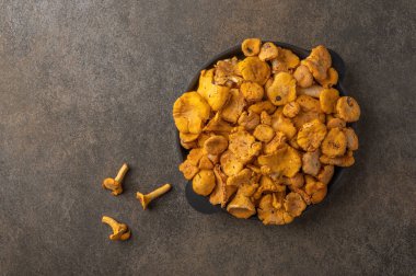 Ahşap bir arka planda dökme demir tavada taze mantar mantarı. Üst görünüm