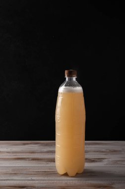 Beyaz plastik bira şişesi ya da ahşap arka planda fotokopi alanı olan çavdar viskisi.