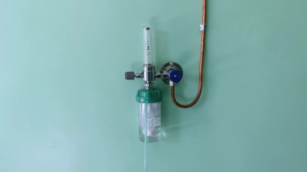 呼吸冠病毒患者用气泡氧水混合物的制备装置 — 图库视频影像