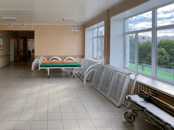 La sala del hospital con las camas desmanteladas. Listo para recibir pacientes con coronavirus —  Fotos de Stock