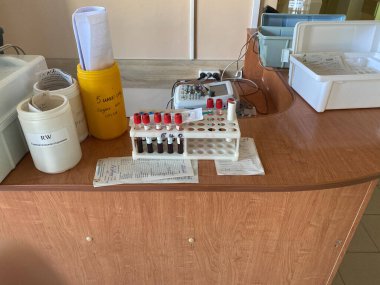 Oryol, Rusya - Ağustos 2020. Test tüplerindeki kan testleri bir konteynırda ve hastanedeki tıbbi formlarda.