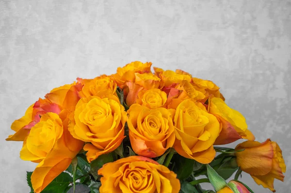 Ramo de rosas naranjas sobre un fondo gris, boda y concepto festivo, de cerca — Foto de Stock