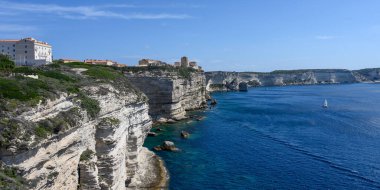 Beyaz kireçtaşı kayalıkları ve Bonifacio Korsika, deniz ve mavi gökyüzü panoraması