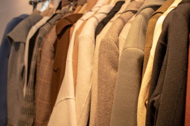 Çamaşırhanede asılı kazaklar, satılık kazaklar.