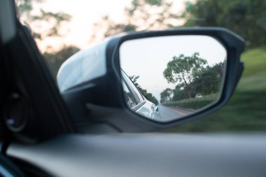 Yeni bir modern beyaz araba yan dikiz aynası.