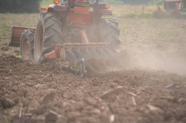İlkbaharda traktör yetiştiriciliği alanı,Tillage tarım 