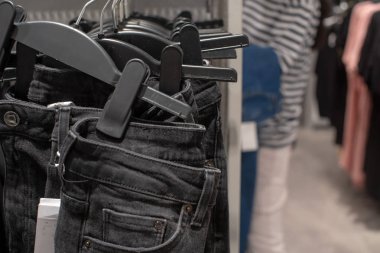 Kot dükkanda satışa koymak, bir giyim mağazasında satıcı.