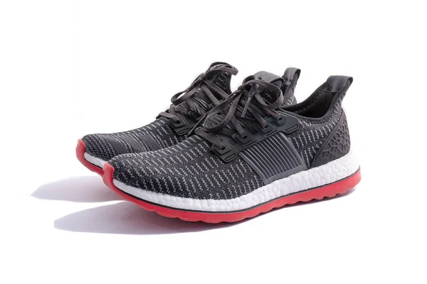 Yeni spor ayakkabılar. Stüdyoda alınan ve beyaz backgrou izole