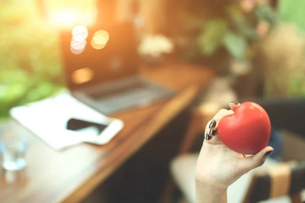 Kadın, birine kırmızı bir kalp veriyor..