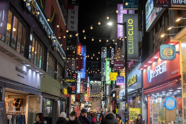 Seul, Güney Kore - 12 Kasım 2018: Büyük turist kalabalığı