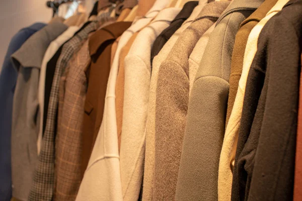 Çamaşırhanede asılı kazaklar, satılık kazaklar.