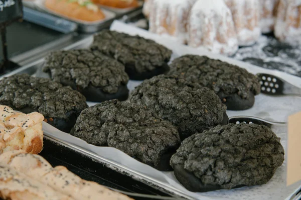 Fırıncıların yakın çekim çalışması. Ev yapımı ekmek. Kahvaltı w yeme