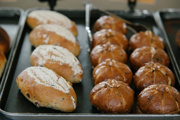 Fırıncıların yakın çekim çalışması. Ev yapımı ekmek. Kahvaltı w yeme