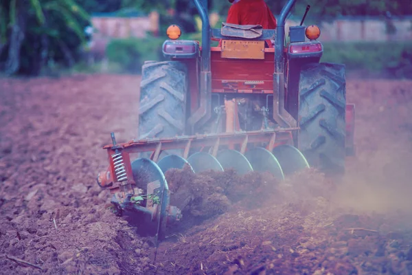 Pole uprawowe traktorów na wiosnę, uprawa rolnicza jest — Zdjęcie stockowe
