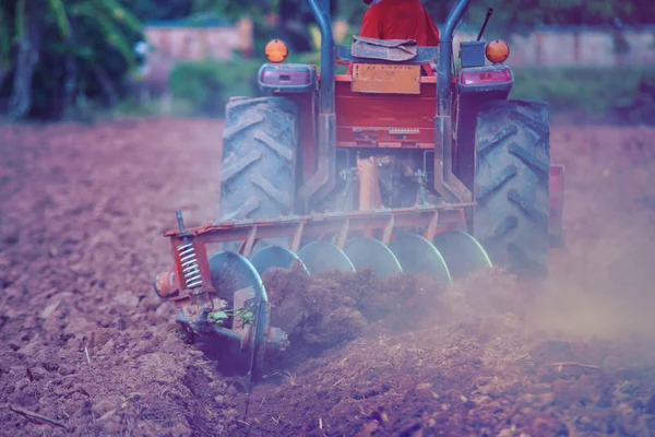 İlkbaharda traktör yetiştiriciliği alanı,Tillage tarım — Stok fotoğraf