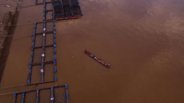 Mekong Nehri'nde balık kafesi ve balıkçılar