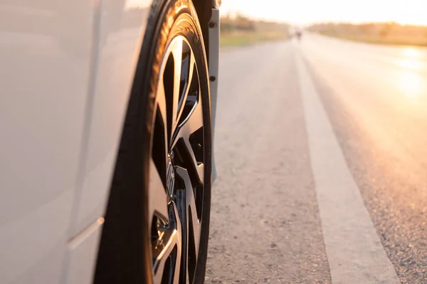 Yolda beyaz araba tekerleği kapatın.