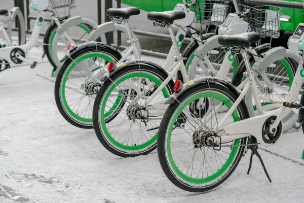 Kore'de bisiklete kar yağıyor.