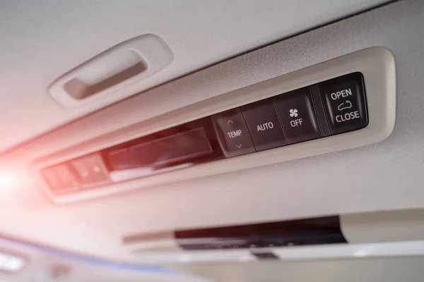 Klima ızgarası ile arabada iç ışıklar. hava con