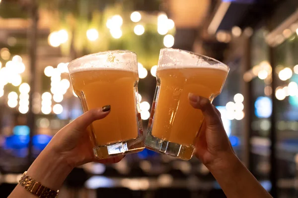 Arkadaşlar pub bira beautif de bira bardak ile tost