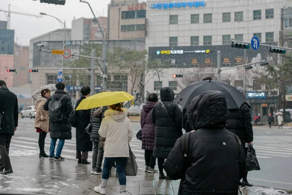 Seul, Kore (13 Aralık 2018): Sahnede duran insanlar