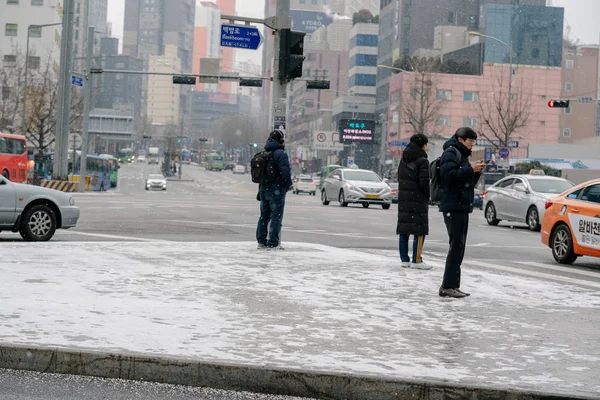 Seoul, Korea, 13 december 2018: Mensen die op de stre staan — Stockfoto