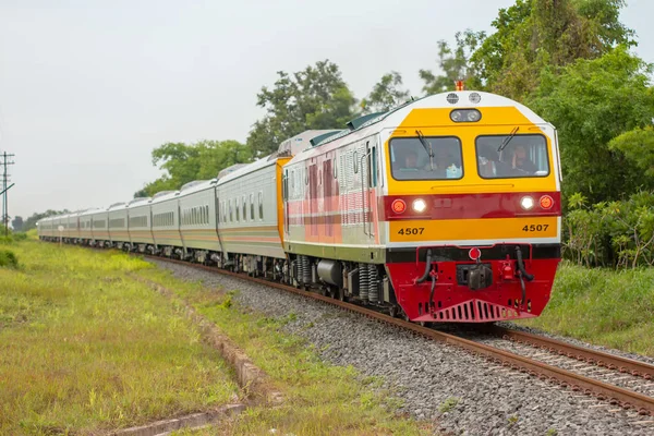 Udon Thani, Tayland - 31 Ekim 2017 :PYel liderliğindeki rocession tren