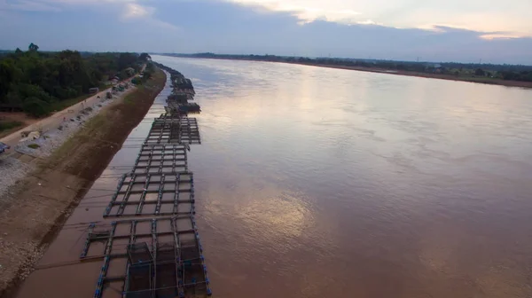 Mekong Nehri'nde balık kafesi ve balıkçılar