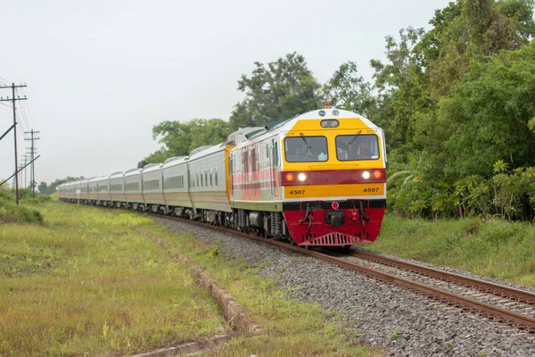 Udon Thani, Tayland - 31 Ekim 2017 :PYel liderliğindeki rocession tren