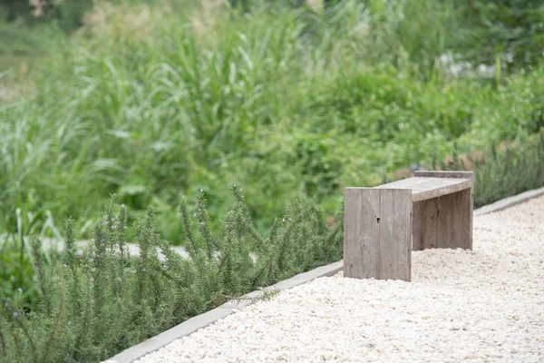 Köprüde tahta sandalyeler, nehir kenarında masa ve sandalye.